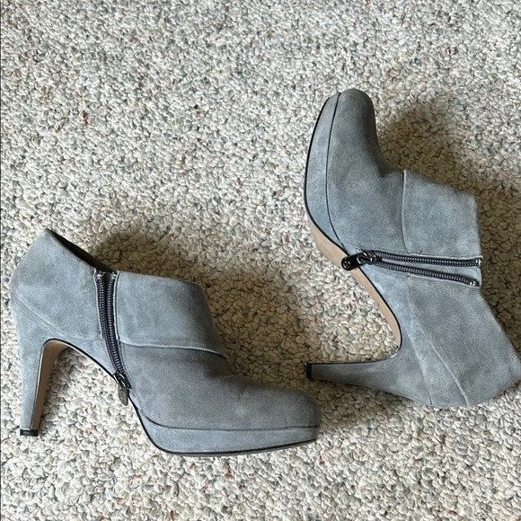 Adrienne Vittadini Gray Suede Ankle Booties Womens 8.5 - Picture 5 of 7